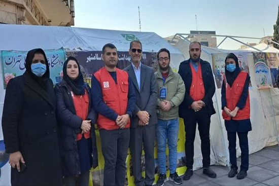 استقرار سه میز اطلاع رسانی و سلامت شبکه بهداشت و درمان اسلامشهر در مسیر راهپیمایی راهپیمایی 22 بهمن 1402 در شهر تهران 